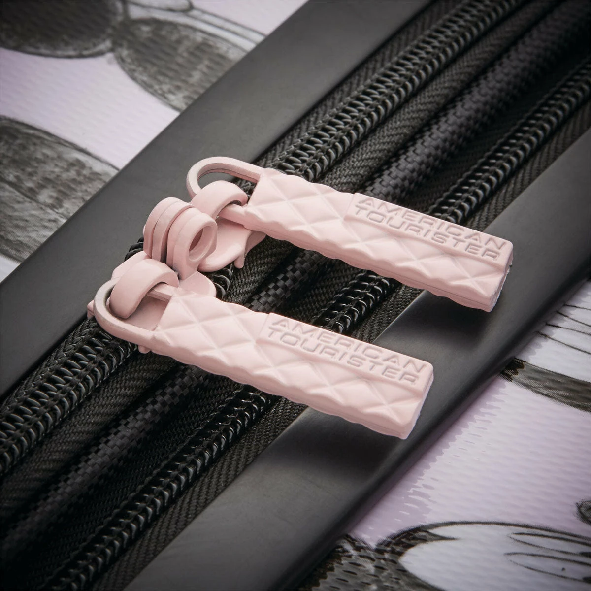 American Tourister Disney Mickey & Minnie 20" Spinner 4 American Tourister Disney Mickey & Minnie 20" Spinner - Image 4