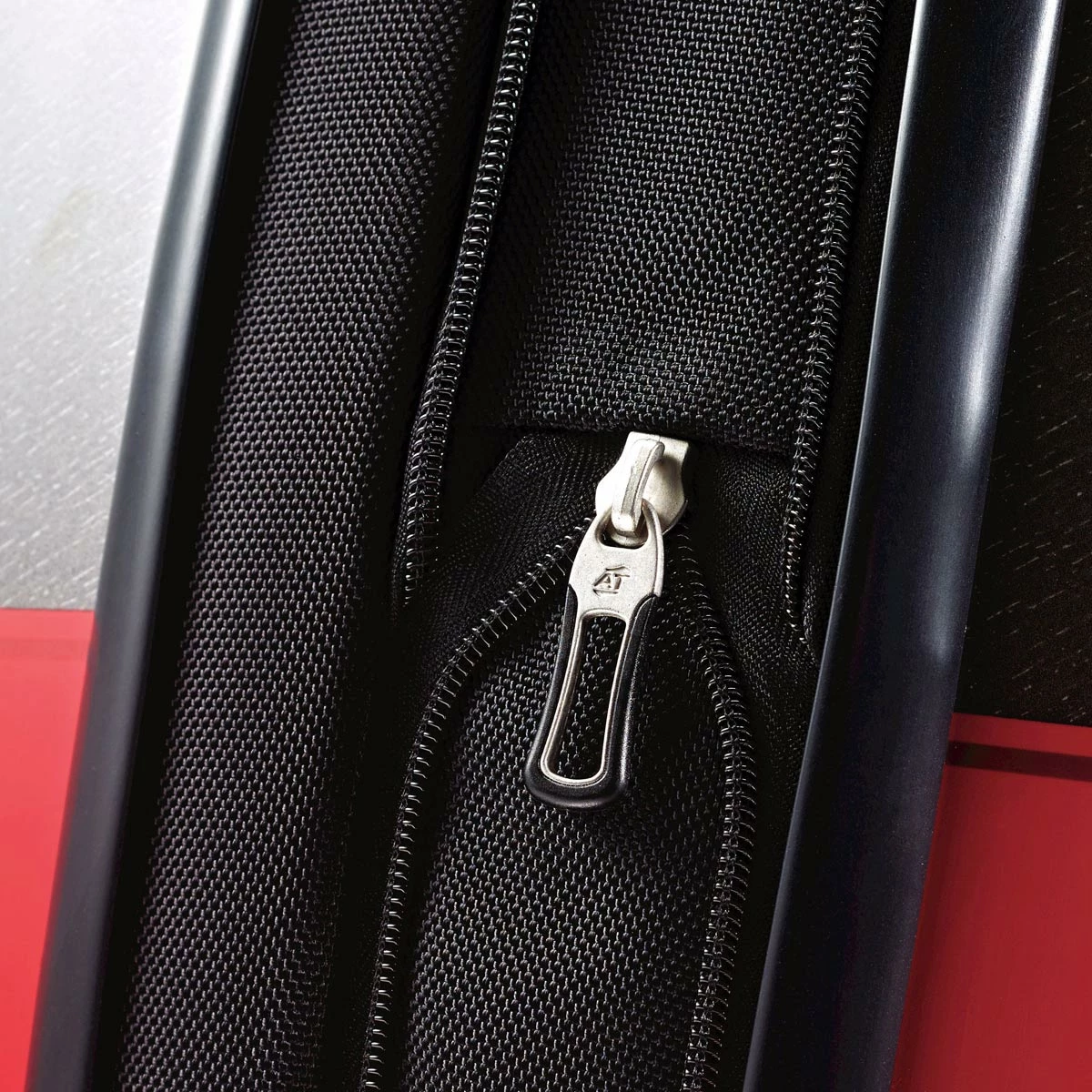 American Tourister Disney Mickey Mouse 21" Hardside Spinner 4 American Tourister Disney Mickey Mouse 21" Hardside Spinner - Image 4