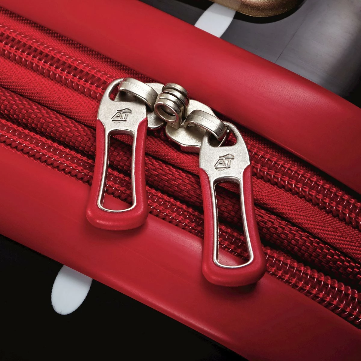 American Tourister Disney Minnie Mouse 28" Hardside Spinner 2 American Tourister Disney Minnie Mouse 28" Hardside Spinner - Image 2